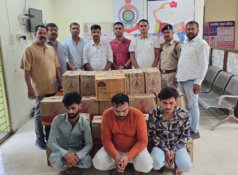 Raipur Crime : रायपुर पुलिस की बड़ी कार्रवाई: मध्यप्रदेश से लाई जा रही अवैध शराब के साथ तीन आरोपी गिरफ्तार, 17 लाख का माल जब्त