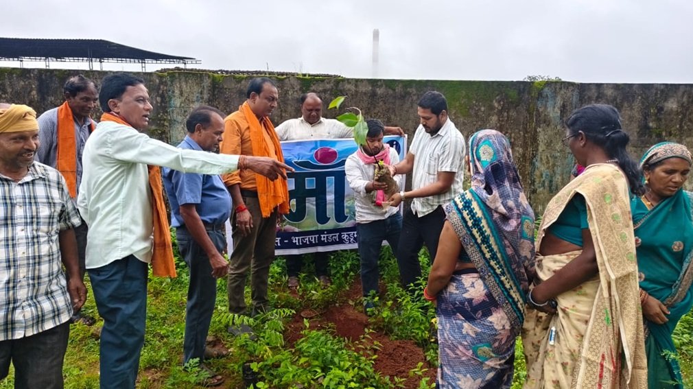 CG NEWS : ग्राम भेंगारी में ‘एक पेड़ मां के नाम’ के तहत किया गया पौधारोपण