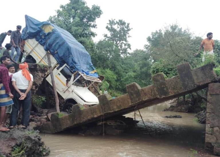 Balrampur News : भारी बारिश में टूटा पुल, पिकअप वाहन गिरा नदी में: यात्रियों ने कूदकर बचाई जान