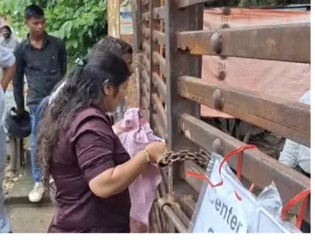 Excise Constable Recruitment : आबकारी आरक्षक भर्ती परीक्षा में सख्ती: काले कपड़े पहनने पर लड़कियों को रोका, टी-शर्ट बदलने गई युवती दो मिनट की देरी से रह गई बाहर, लड़कों से उतरवाए गए बेल्ट और जूते