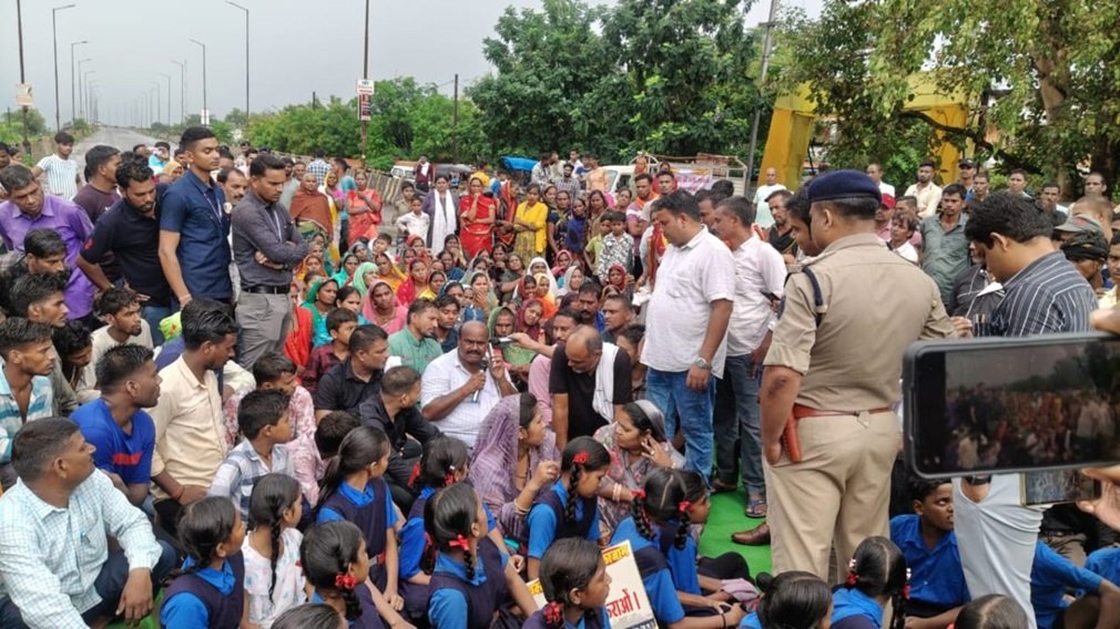Janjgir-Champa :खस्ताहाल सड़क पर विरोध पड़ा महंगा: कांग्रेस विधायक और सरपंच समेत 12 जनप्रतिनिधियों पर FIR
