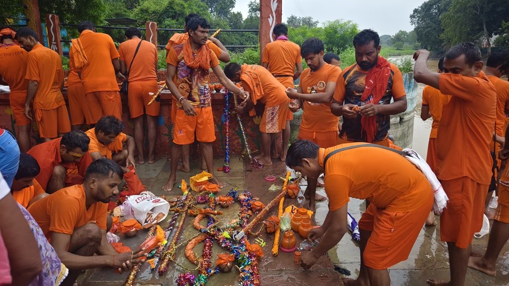 savan month: कुबेरेश्वरधाम पर सावन सोमवार को सजाया जाएगा भव्य फूल बंगला, महाकाल की तर्ज पर होगा शृंगार, भोलेनाथ की झाकियों के साथ झूमते निकले कावड़िएं, लोगों ने किया स्वागते