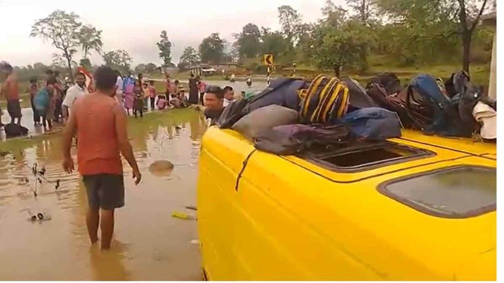 CG News : सड़क से फिसली स्कूल वैन, खेत में जा पलटी; बच्चों की जान बची, मचा हड़कंप