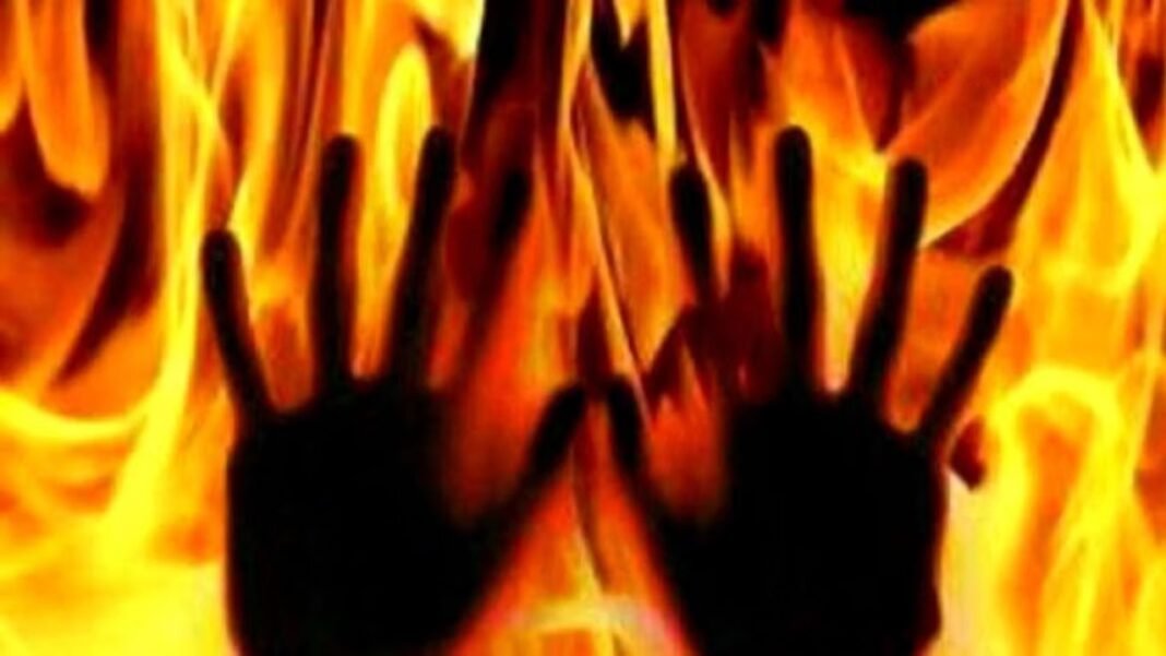 Women Safety : जिले में बीच रास्ते लड़की को आग के हवाले कर भाग निकले दरिंदे : ओडिशा में फिर दहला मानवता का भरोसा