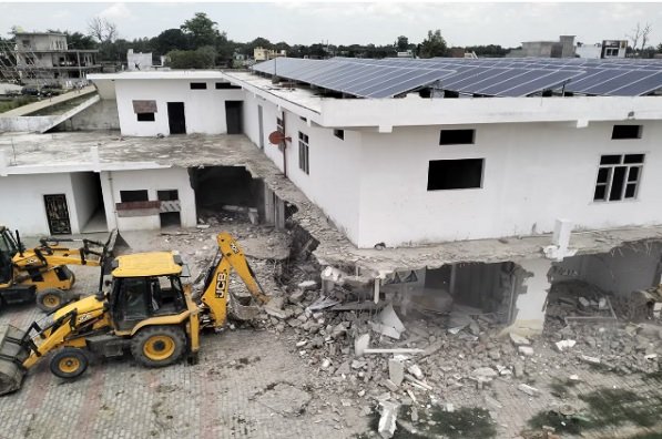 Conversion Racket : धर्मांतरण के ढोंग पर चला बुलडोजर! झांगुर बाबा की अवैध कोठी जमींदोज, करोड़ों की काली कमाई पर योगी सरकार का एक्शन