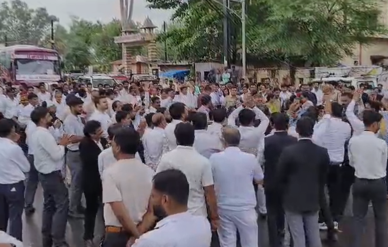 Guna News :कोर्ट शिफ्टिंग के विरोध में वकीलों का चक्काजाम, कलेक्टर के रवैये पर भड़के अधिवक्ता