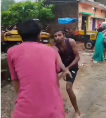 Tikamgarh News : पानी निकासी को लेकर दो पक्षों में जमकर मारपीट, महिलाएं भी हुईं शामिल, वीडियो वायरल