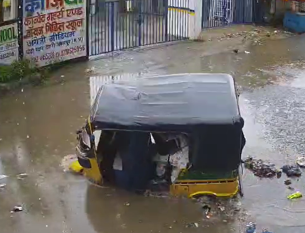Jabalpur News : नगर निगम के दावों की खुली पोल, जलभराव के कारण नहीं दिखा नाला,ई-रिक्शा पलटा, बाल-बाल बचे ऑटो में सवार 5 लोग