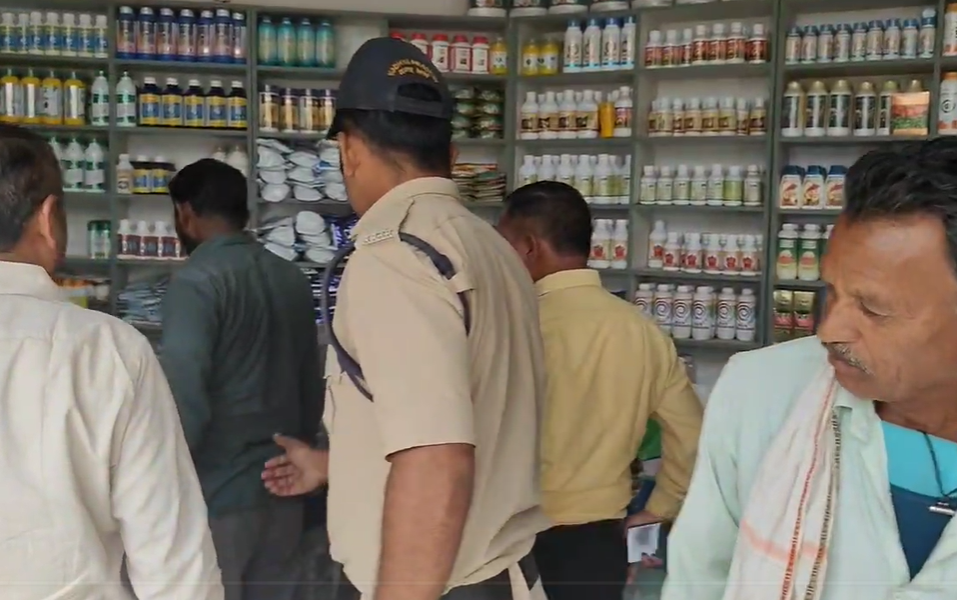 Burhanpur News: बुरहानपुर में खाद दुकानों पर एक्शन: एक्सपायर पेस्टिसाइड्स और बिना अपडेट लाइसेंस मिलने से हड़कंप