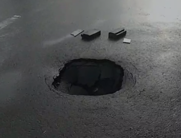 Gwalior News : ग्वालियर की सड़कें बनी मौत का गड्ढा! सिटी सेंटर में नई सड़क धंसी, बड़ा हादसा टला