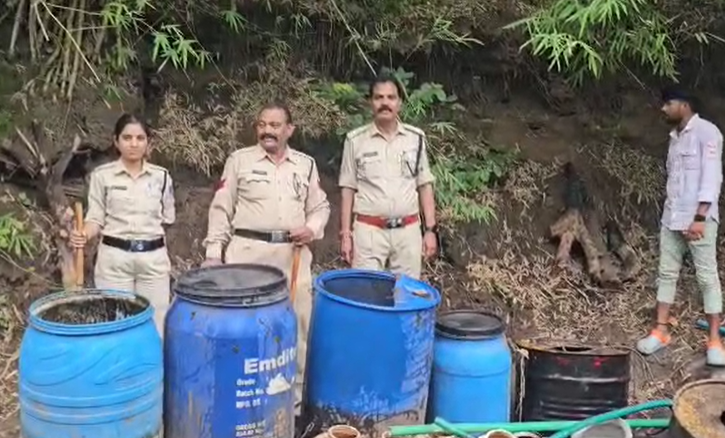 Burhanpur News : बुरहानपुर में अवैध शराब पर आबकारी विभाग की बड़ी कार्रवाई, 81 हजार की मदिरा जब्त