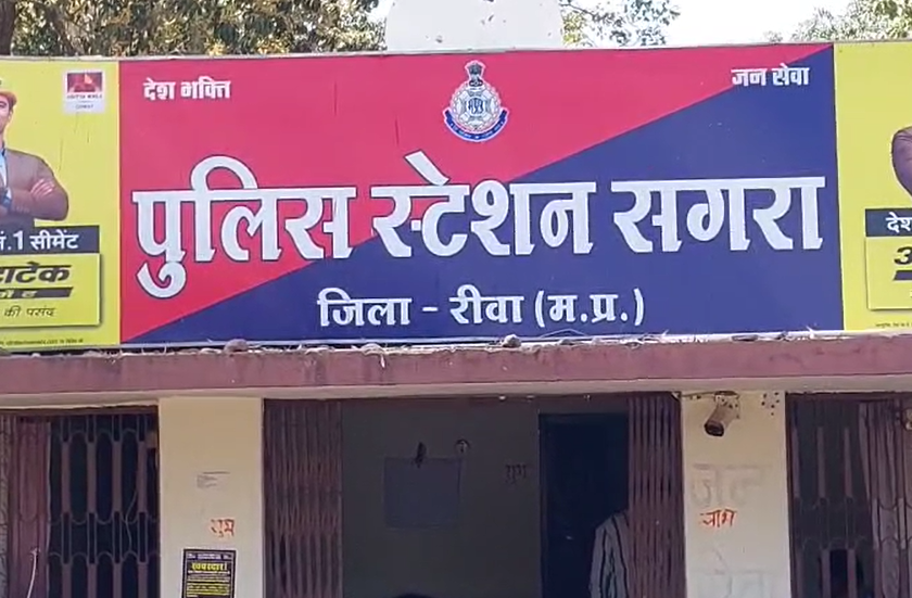 Reva News : जमकर ट्रोल हुईं थाना प्रभारी, थाने के भीतर माधुरी दीक्षित के रोमांटिक गाने पर बनाई रील, देखें वीडियो