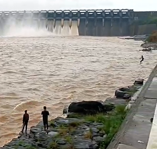 Jabalpur News : बरगी बांध में उमड़ा हुजूम, चेतावनी के बाद भी लापरवाही; युवक ने लगाई छलांग, छाते से बचाई गई जान, देखें वीडियो