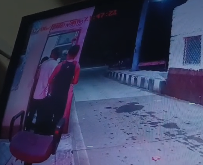 Tikamgarh News : टीकमगढ़ में टोल प्लाजा पर बर्बरता: कर्मचारियों ने युवक को लात-घूंसों और डंडों से पीटा, वीडियो वायरल