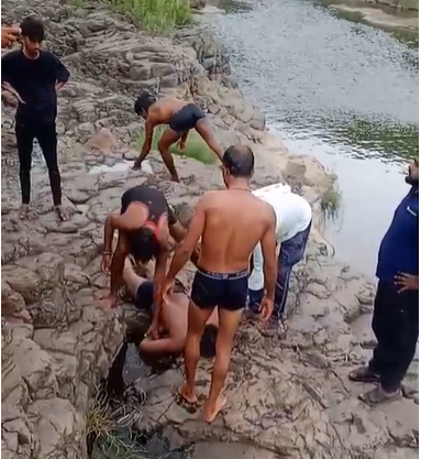 Indore News : पिकनिक बना काल: स्कूल ड्रेस में झरने पहुंचे बच्चों में से 10वीं के छात्र की डूबने से मौत