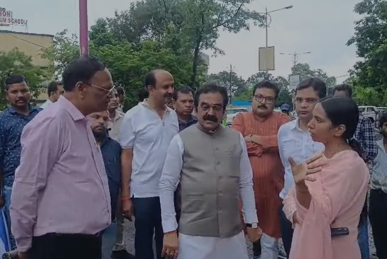 Jabalpur News : PWD मंत्री राकेश सिंह का औचक निरीक्षण, सड़क निर्माण में गड़बड़ी पर अधिकारियों को लगाई फटकार, देखें वीडियो