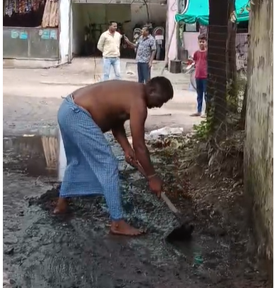 Gwalior News : वार्ड में सफाई न होने से नाराज पार्षद ने खुद कीचड़ में उतरकर की सफाई, निगम प्रशासन पर उठाए सवाल