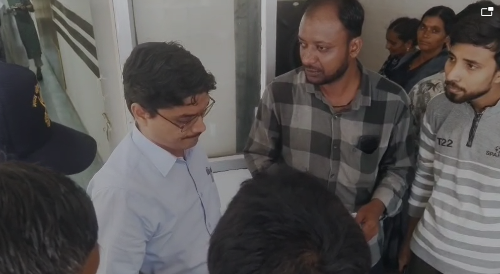 Burhanpur News : किसान सम्मान निधि न मिलने से नाराज़ किसान ने तहसीलदार पर लगाया अभद्रता का आरोप