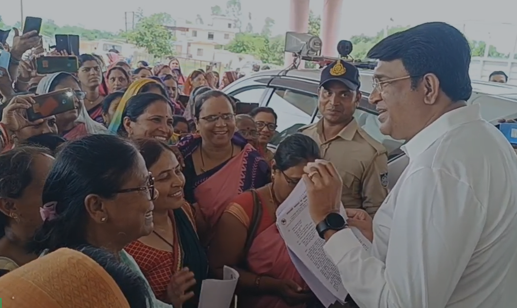 Mauganj News:आंगनबाड़ी कार्यकर्ताओं का हल्लाबोल, FRS सिस्टम के खिलाफ कलेक्टर कार्यालय का घेराव, 6 सूत्रीय मांग पत्र सौंपा