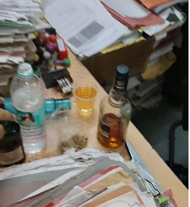 Chhatarpur News : शराबखोरी: शिक्षा के मंदिर में देर रात्रि शराब की बोतलों से झलकता जाम..वीडियो वायरल