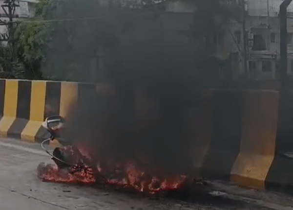 Indore News : चलती स्कूटी में लगी आग, चालक ने कूदकर बचाई जान