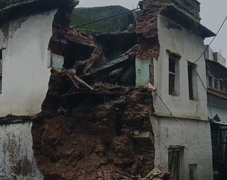 Tikamgarh News : 300 साल पुराना जर्जर मकान गिरा, बारिश से हादसा टला, जनहानि नहीं