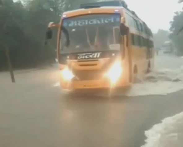 Niwari News : निवाड़ी में बारिश से जनजीवन बेहाल: पुल पर उफान, सड़कों पर पानी, खतरे में लोग