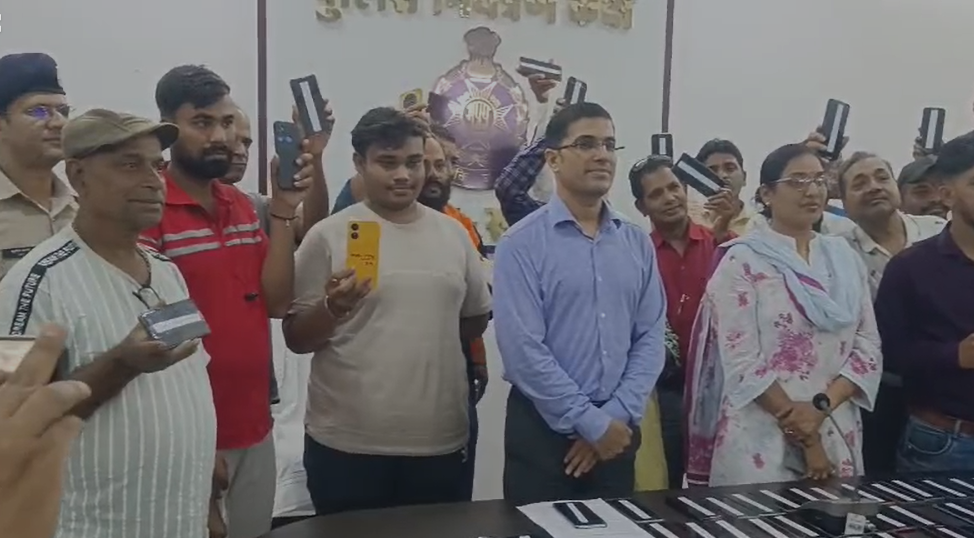 Sehore News : एसपी दीपक कुमार शुक्ला ने गुम और चोरी हुए 165 मोबाइल फोन मालिकों को किए सुपुर्द**