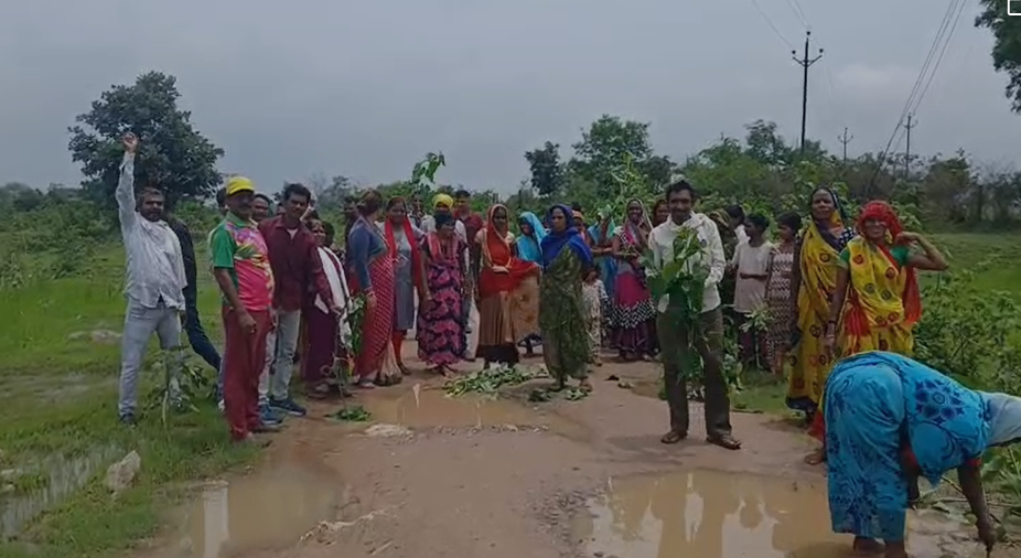 Jabalpur News : रांझी क्षेत्र के परशुराम बस्ती में “सड़क नही तो वोट नही” के लगे नारे, बस्ती के लोगों ने लगाए “बेशर्म” के पौधे