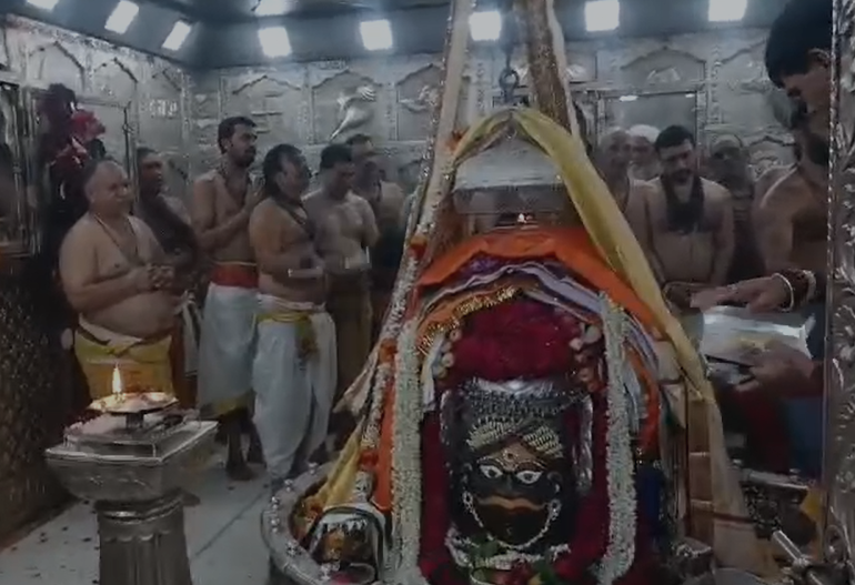 ujjain News : उज्जैन में श्रावण के पहले सोमवार पर भक्ति की बयार, महाकाल की भस्मारती में उमड़ा जनसैलाब