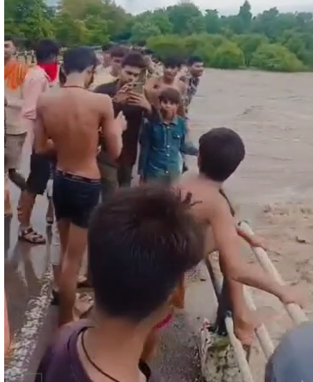 Tikamgarh News :सोशल मीडिया के चक्कर में नाबालिगों की जान जोखिम में, उर नदी में छलांग लगाते वीडियो वायरल