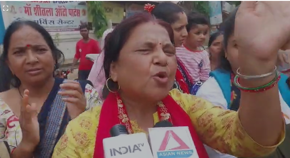 Gwalior News : डीडी नगर में सीवर पानी से घरों की दुर्दशा, महिलाओं का फूटा गुस्सा, सड़क पर बैठकर जताया विरोध