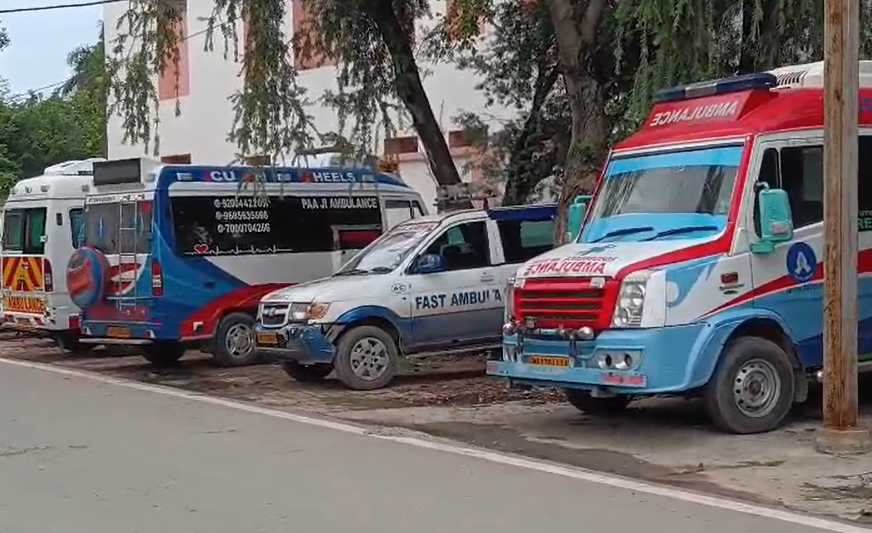 Reva News : संजय गांधी अस्पताल में हाई वोल्टेज ड्रामा,निजी एम्बुलेंस चालक ने शराब के नशे में किया हंगामा,कर्मचारियों पर भी अस्पताल परिसर में शराबखोरी के आरोप