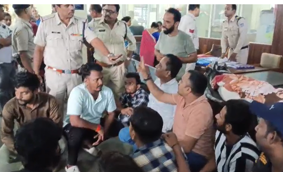 Indore News : थाने में शव रख परिजनों ने किया हंगामा, उमेंद्र की मौत पर उठे सवाल, आरोपियों की जल्द गिरफ्तारी की मांग