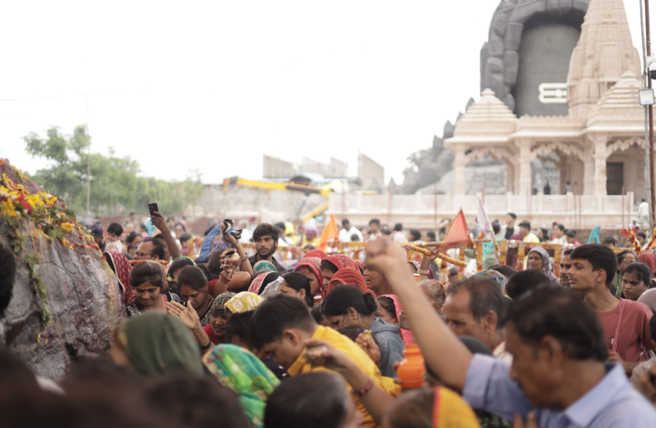 Sehore News : कुबेरेश्वरधाम पर ढाई क्विंटल मावे की बर्फी का भोग लगाया, दंडवत करते हुए जबलपुर के युवक भोले का समिति ने किया स्वागत