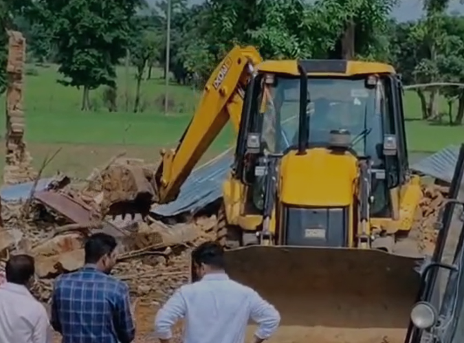 Tikamgarh News : हाईकोर्ट के आदेश पर चला बुलडोजर, शासकीय जमीन से हटाया गया अतिक्रमण