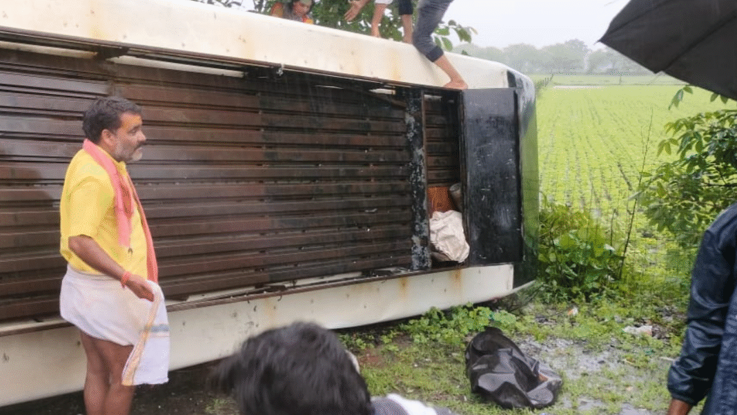 Accident News : बड़ा हादसा: ट्रक की टक्कर से यात्री बस पलटी, ड्राइवर की मौत, 25 से ज्यादा घायल