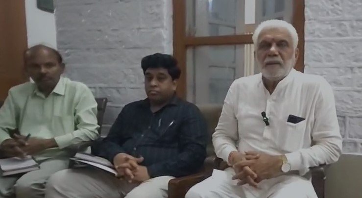 Narsinghgarh News : सीसी रोड के धीमे कार्य पर विधायक का अधिकारियों और ठेकेदारों को फटकार