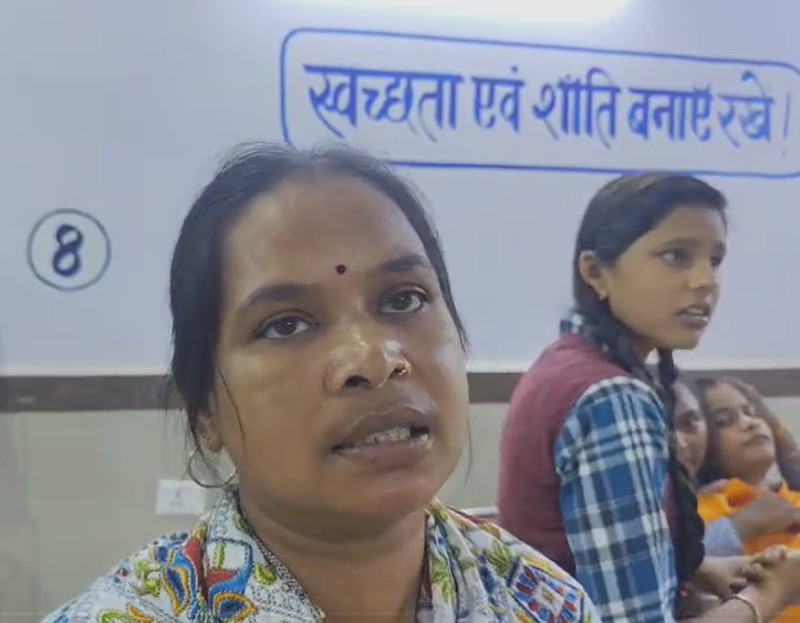 Mauganj News:मऊगंज सिविल अस्पताल में तड़पती रही छात्रा, डॉक्टर नदारद — BMO बोले, ‘कोई मेरी सुनता ही नहीं’!” नाम का अस्पताल, काम सिर्फ खानापूर्ति — इंसानियत अब सरकारी पोस्टरों में कैद है!