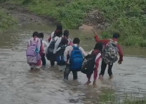 Jhabua News : नदी पार कर स्कूल जाना स्कूली बच्चों की मजबूरी ….परेशानी बया करे तो किस्से…? झाबुआ आखिर कहा है विकास , झाबुआ का काजलिया गांव के लोग कर रहे विकास का इंतजार