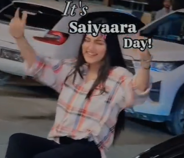 Gwalior Crime : फिर रील का खतरनाक टशन, युवती ने चलती कार के बोनट पर बैठकर उड़ाई ट्रैफिक नियमों की धज्जियां, देखें वीडियो