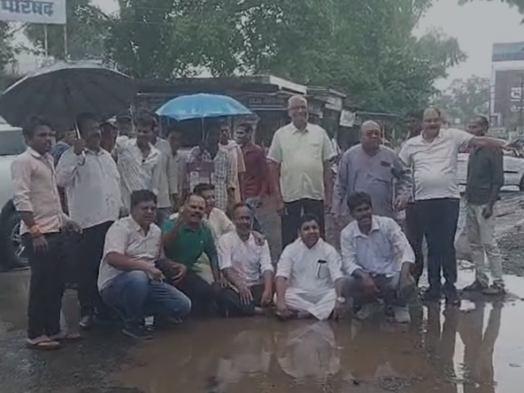 Vidisha News : नगर पालिका के सामने कांग्रेस ने किया सड़क पर लेट कर प्रदर्शन