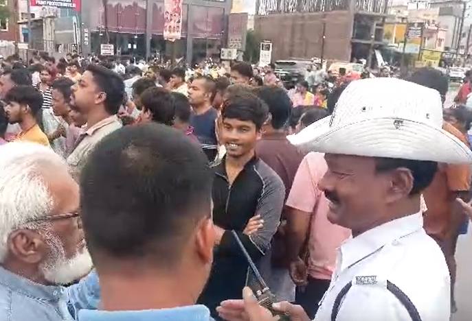 Raipur News : बारिश से नाराज़ लोगों ने किया चक्काजाम, 2 किलोमीटर लंबा लगा जाम, प्रशासन बेखबर