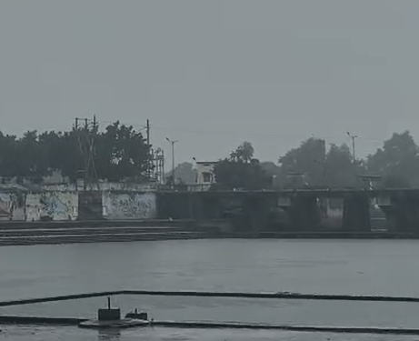 ujjain News : तेज बारिश से उज्जैन की सड़कों पर भरा पानी, बाइक बहने की घटना, मौसम विभाग ने जारी किया अलर्ट