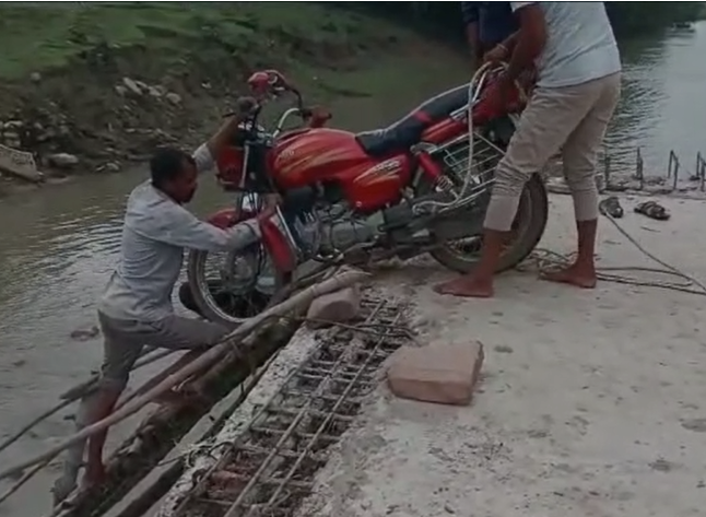 Tikamgarh News : 3 साल से अधूरा पुल, जान जोखिम में डालकर बांस की पाड़ से गुजर रहे ग्रामीण