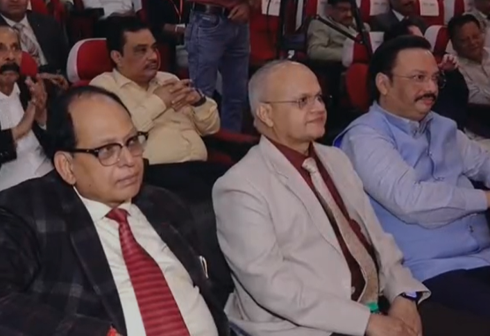 Indore News :डिजिटल एविडेंस विषय पर देश के ख्यात वकीलों ने की चर्चा, सुप्रीम कोर्ट के दो जजों ने भी रखे विचार, देश भर के कई प्रसिद्ध वकील भी पहुंचे इंदौर