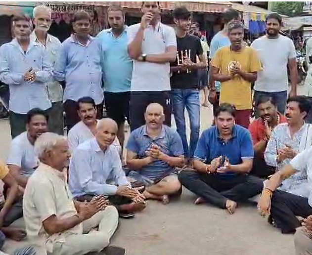 Gwalior News :जलभराव को लेकर कांग्रेस-बीजेपी आमने-सामने, सड़क पर बैठकर की नारेबाजी, जनता हुई हैरान