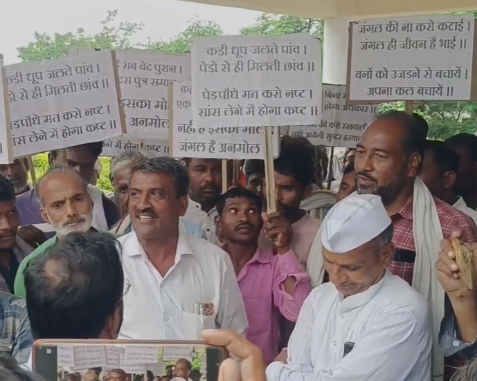 Burhanpur News : बुरहानपुर में वनाधिकार दल का ग्रामीणों ने किया घेराव, अतिक्रमणकारियों पर सख्त कार्रवाई की मांग