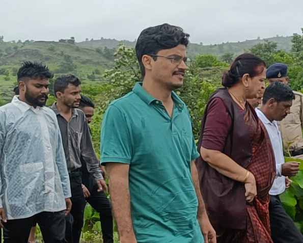 Burhanpur News: बुरहानपुर में बुरहानुद्दीन औलिया की टेकड़ी पर पौधारोपण, कलेक्टर और विधायक ने रोपे बीज