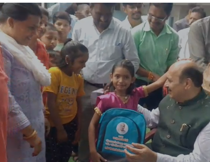 कैंट विधायक अशोक ईश्वर दास रोहाणी ने 2 हजार स्कूली बच्चों को स्कूल बैग और कॉपियों का किया वितरण